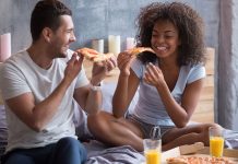 Cum sa stii daca prietenul tau te place mai mult decat arata