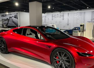 Elon Musk spune ca Tesla Roadster are un booster SpaceX