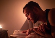 Fara lumina? Activitati care pot fi realizate la lumina lumanarilor