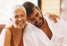 De ce sunt atrasi barbatii tineri de femeile mature